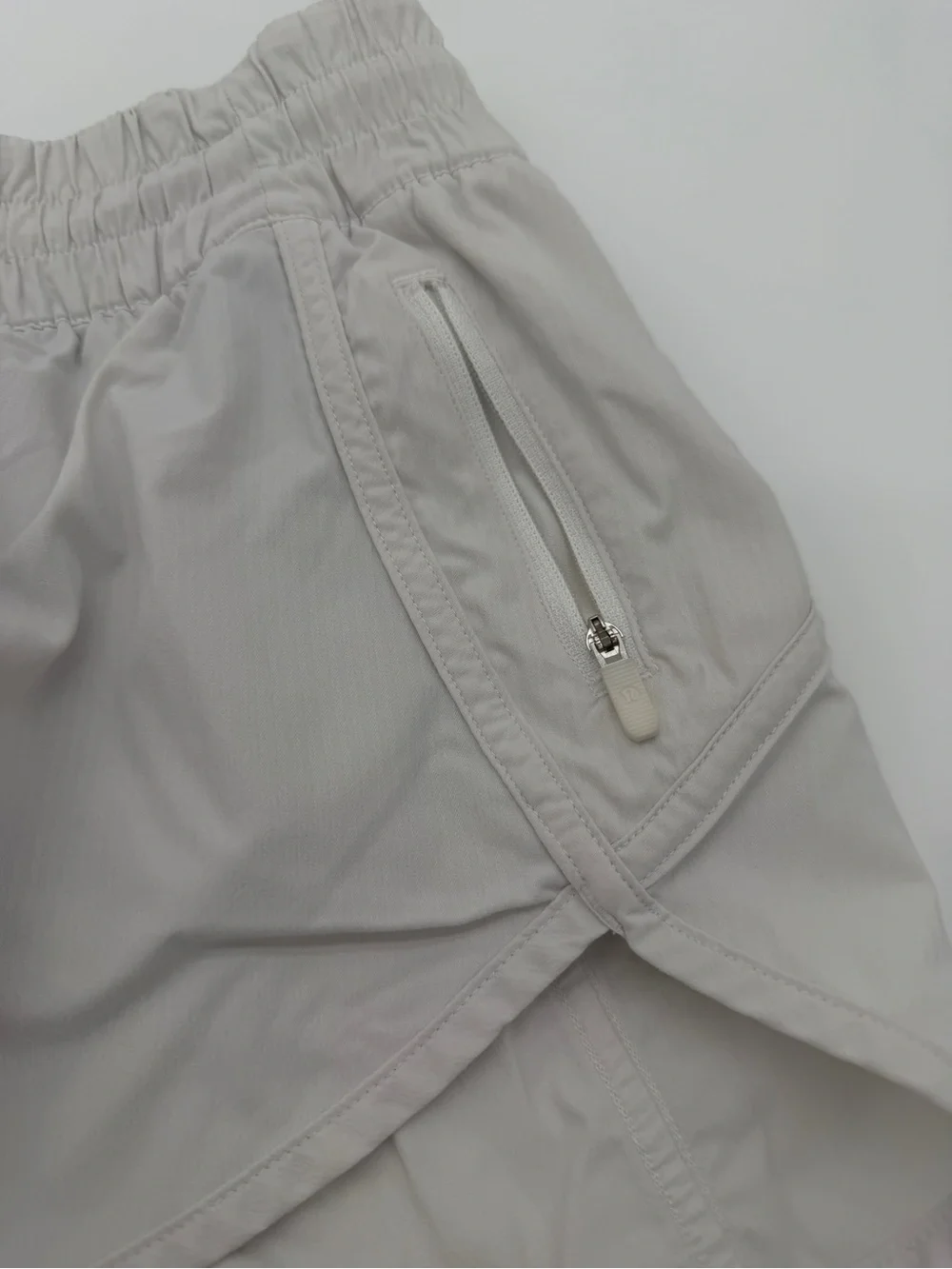 White Lululemon Low Rise Fit Tracker Short 4” Inseam Size 6 Swift Ultra - Picture 2 of 8